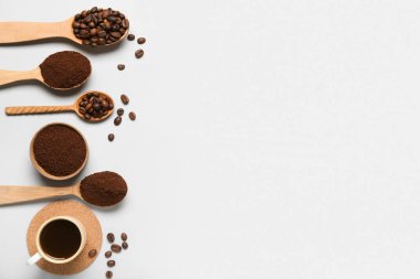 Beyaz arka planda kaşık kaşık kahve tozu, fasulye ve bardak.
