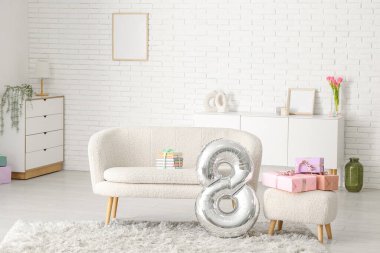 Modern oturma odasının içinde hava balonu şekilli ve hediye kutuları var.