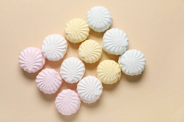 Bej arkaplanda bir sürü tatlı zephyr