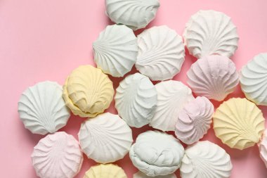 Pembe arka planda bir sürü tatlı zephyr