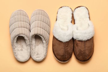 Bej arka planda iki çift yumuşak terlik. Üst görünüm