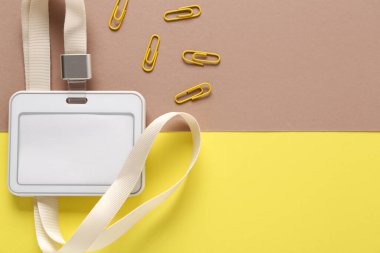 Renk arkaplanı üzerine boş rozet ve ataç