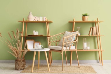 Oturma odası, raf üniteleri, koltuk ve masa.