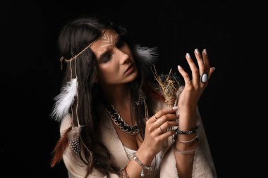 Esmer arka planda otları olan güzel bir kadın şaman.