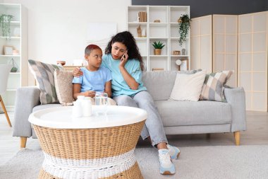 Hasta küçük Afro-Amerikalı çocuk ve annesi eve ambulans çağırıyorlar.