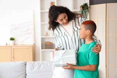 Küçük Afro-Amerikalı çocuk ve annesi evde.