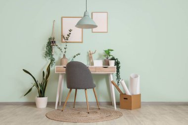 Yeşil bitkiler ve işyeriyle birlikte ofis içi