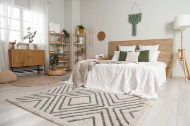 Yatak odası, yatak odası, tuvalet ve bitkiler.