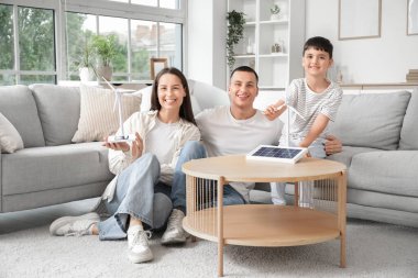 Evde rüzgar türbini modelli mutlu bir aile.