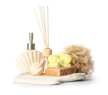 Beyaz arka planda banyo aksesuarları ve aroma çubukları.