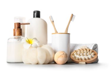 Banyo aksesuarları ve çiçek beyaz arka planda