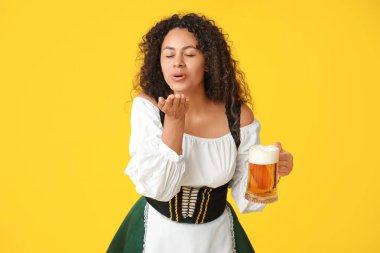 Sarı arka planda bira içen Afro-Amerikalı bir kadın. Ekim Festivali Kutlaması