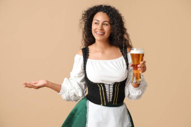 Bira içen mutlu Afro-Amerikalı kadın bej arka planda bir şey gösteriyor. Ekim Festivali Kutlaması