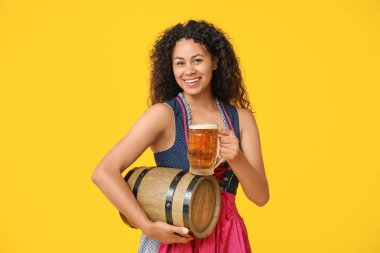 Sarı arka planda birası olan mutlu Afro-Amerikalı kadın. Ekim Festivali Kutlaması