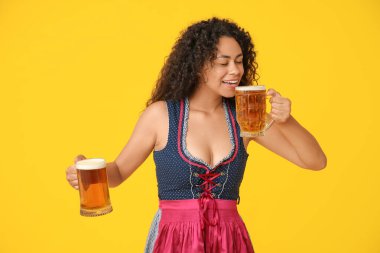 Sarı arka planda birası olan mutlu Afro-Amerikalı kadın. Ekim Festivali Kutlaması