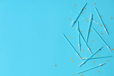 Mavi arka planda birçok doğum günü mumu ve konfeti