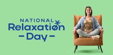 Ulusal Rahatlama Günü 'nde genç bir kadın koltukta dinleniyor.