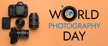 Turuncu arka planda modern fotoğrafçı ekipmanları. Ulusal Fotoğraf Günü Afişi