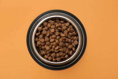 Kahverengi arka planda kuru gıda ile kase