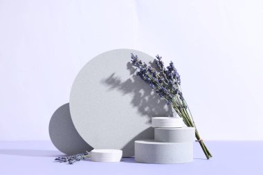 Eflatun arkaplanda lavanta çiçekleri olan dekoratif podyumlar