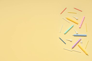 sarı arka planda renkli doğum günü mumları