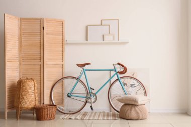 Katlanan ekran, çerçeveli raf ve odada bisiklet