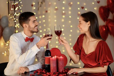 Sevgililer Günü kutlamaları için evde randevuları olan genç bir çift.