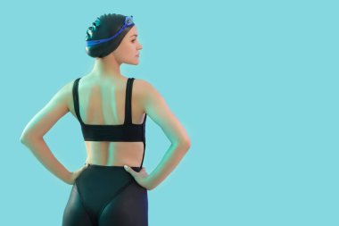 Mavi arka planda profesyonel genç bayan yüzücü