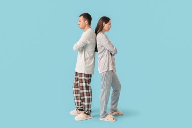 Mavi arka planda çıkan kavga üzerine pijamalı genç çifte hakaret