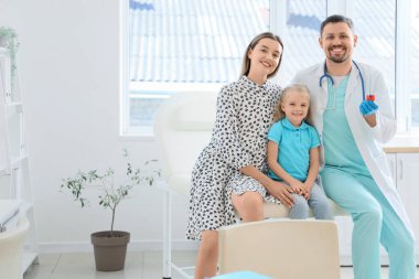 Annesi ve endokrinoloğuyla birlikte klinikte küçük bir kız.