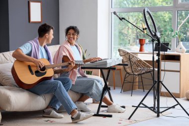 Evde gitar ve synthesizer kayıt videosu olan birkaç blog yazarı