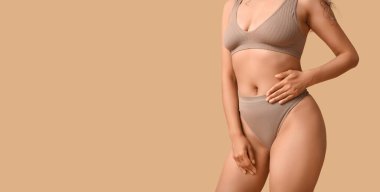 Güzelim Afro-Amerikalı kadın bej arka planda şık iç çamaşırlı ve mesaj için yeri olan