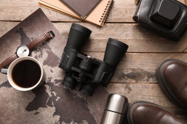 Seyahat malzemeleri ve bir fincan kahve.