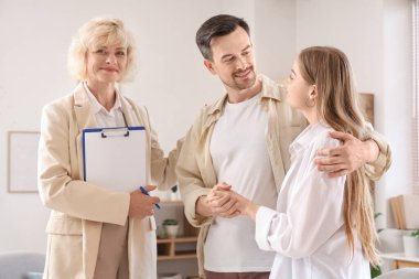 Ofisinde psikolog olan mutlu genç bir çift.