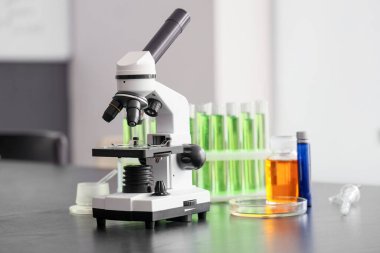 Modern mikroskop laboratuarda, yakın planda.