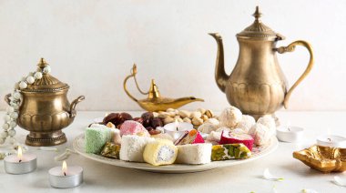 Beyaz masada farklı tabaklar var. Divaly kutlaması