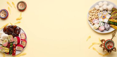 Diya lambaları ve farklı tabaklar bej arka planda ve metin için yer var. Divaly kutlaması