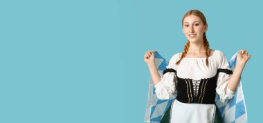 Mavi arka planda Bavyera bayrağı ve mesaj için yeri olan güzel, mutlu bir kadın. Ekim Festivali Kutlaması