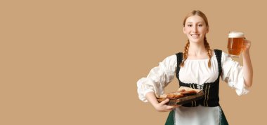 Mutlu Ekim Festivali garsonu. Bira ve bej arka planda atıştırmalıklar. Mesaj için yer var.