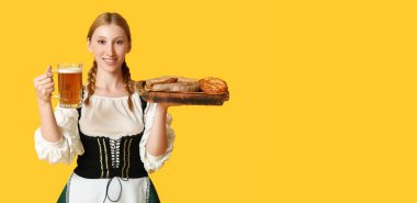 Sarı arka planda bira ve atıştırmalıklarla dolu mutlu Ekim Festivali garsonları.