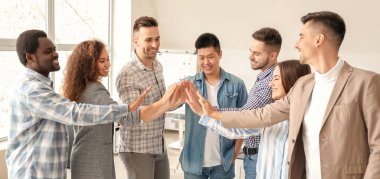 İçeride el ele tutuşan bir grup insan. Birlik kavramı