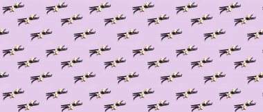 Leylak arka planında bir sürü vanilya çubuğu var. Tasarım için desen