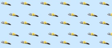 Açık mavi arkaplanda bir sürü vanilya çubuğu var. Tasarım için desen