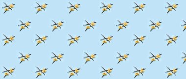 Açık mavi arkaplanda bir sürü vanilya çubuğu var. Tasarım için desen