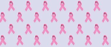 Açık arkaplanda bir sürü pembe kurdele var. Göğüs kanseri farkındalığı için örnek 