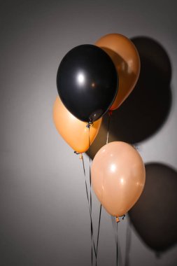 Koyu gri arka planda farklı Cadılar Bayramı balonları
