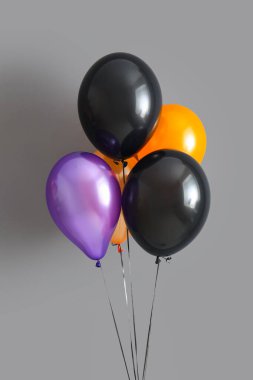 Gri arkaplanda farklı Cadılar Bayramı balonları