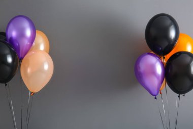 Gri arkaplanda farklı Cadılar Bayramı balonları
