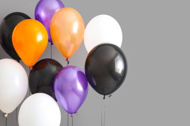 Gri arkaplanda farklı Cadılar Bayramı balonları