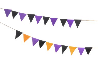 Cadılar Bayramı kutlamaları için beyaz arka planda kağıt bayraklardan yapılmış çelenkler